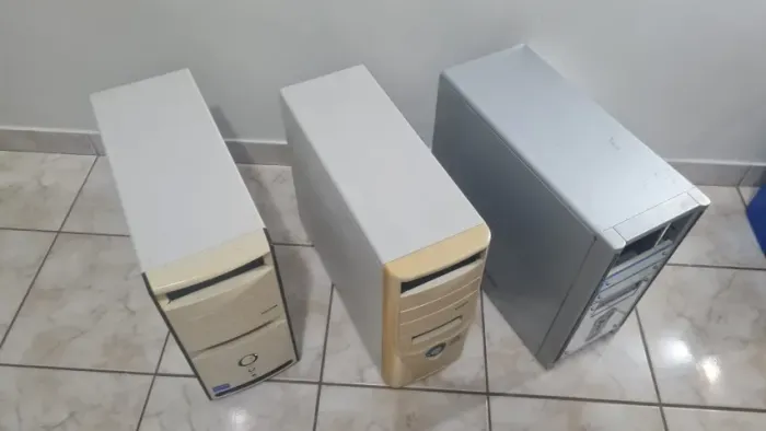 Três gabinetes de computador com fonte ATX