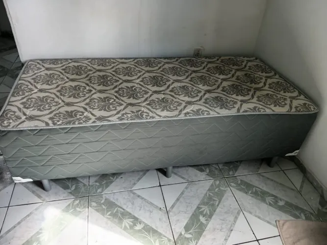 Vende-se cama para solteiro com colchão