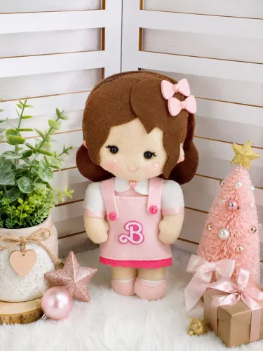 Boneca troca roupinha em feltro com acessórios 