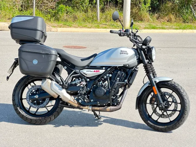 Moto praticamente zero e super equipada! É pegar e viajar!