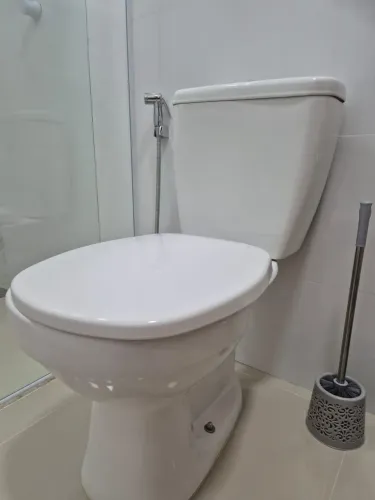 Vaso sanitário com caixa acoplada completo.
