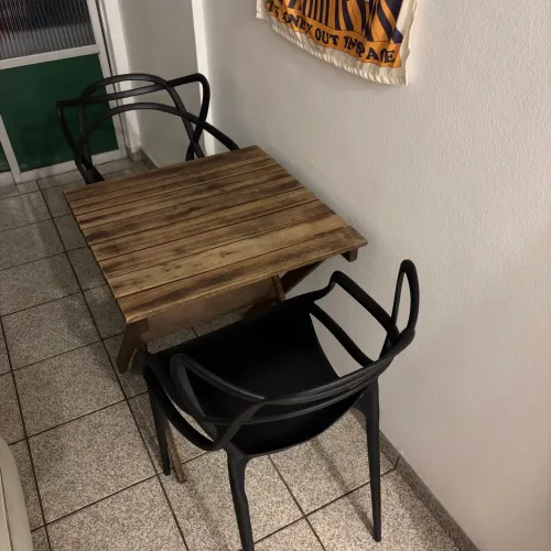 Mesa com duas cadeiras