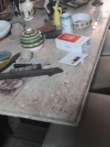 Vendo uma mesa de madeira antiga com uma pedra matar roxa antiga com 8 cadeiras