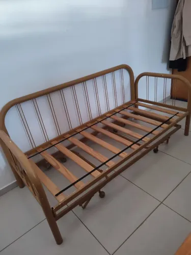 Estrutura de sofá-cama de solteiro muito prático