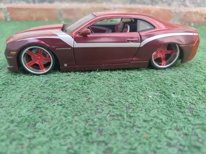 Miniatura Maisto Chevrolet Camaro 2010 1:24 - Rodas Vermelhas