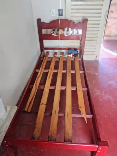 Cama de madeira antiga - cabeceira espelhada