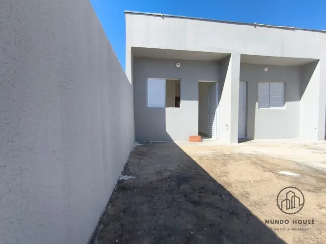 Linda casa com sala e cozinha integradas + quintal nos fundos