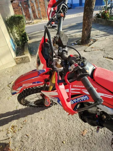 Moto crf 450x vermelha. Em excelente estado de conservação. No ponto de brincar..