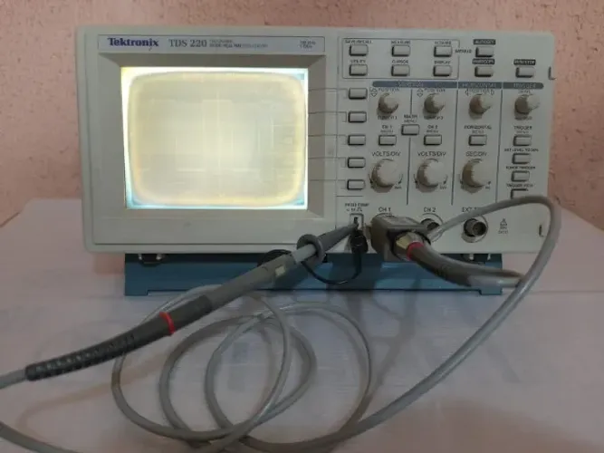 Osciloscópio Tektronix TDS220 com defeito