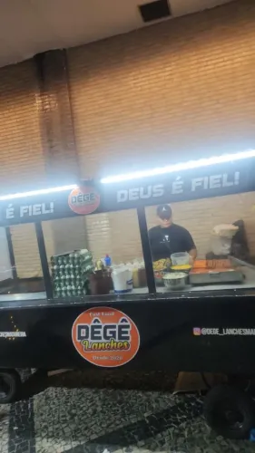 Chapeiro e montador de hot dog