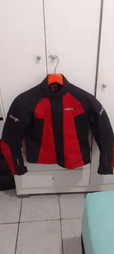 LINDA JAQUETA , EM PERFEITO ESTADO . VALOR 250.00 REAIS. FONE *