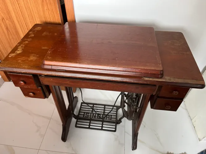 Escrivaninha com cadeira escada e máquina costura 