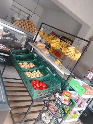 fruteira/expositor de hortifrúti em estrutura metálica