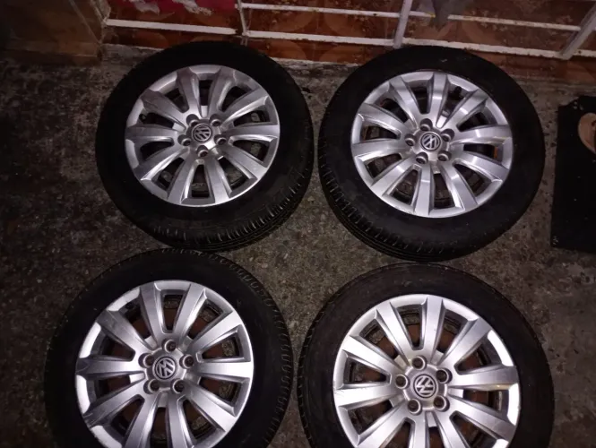 Vendo só as rodas aro 15 com as calotas original VW valor 500 reais ZAP *21