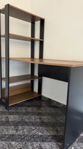 Mesa de Escritório com Estante Integrada | Home Office | Excelente Estado