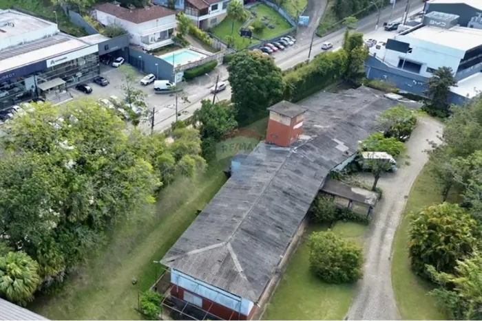 Oportunidade única para investimento - Propriedade com cerca de 5.000 m2 de terreno e 1600