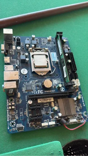 Placa mãe com gabinete 