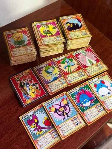 Lote com mais de 200 cartinhas Pokémon 