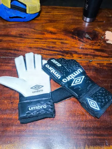 Luva de goleiro umbro class infantil