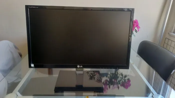 Monitor LG Flatron E2260V, LED LCD 21,5 polegadas com resolução Full HD e conexão HDMI