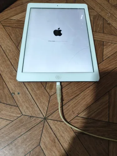iPad 10 funcionando ou p peças.