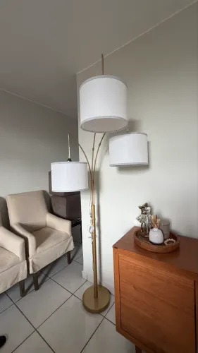 Luminária dourada com 3 lâmpadas 