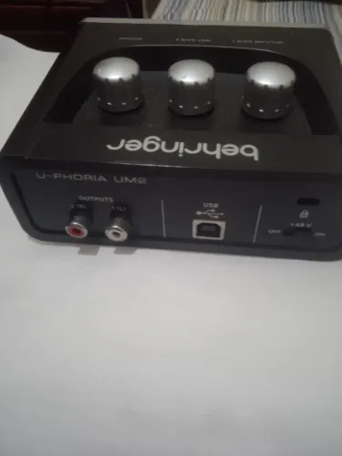 Interface Behringer u-phoria UM2 (leia a descrição)