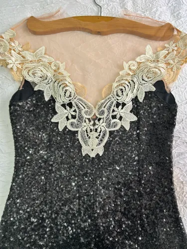 Vestido de festa paetê e tule transparente