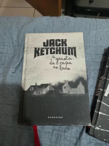 A Garota da casa ao Lado, Livro - Darkside