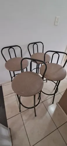 Jogo com 04 Banquetas de Bancada 