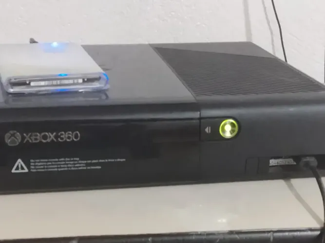 Vendo Xbox desbloqueado com 100 jogos, e um controle com carregador e bateria
