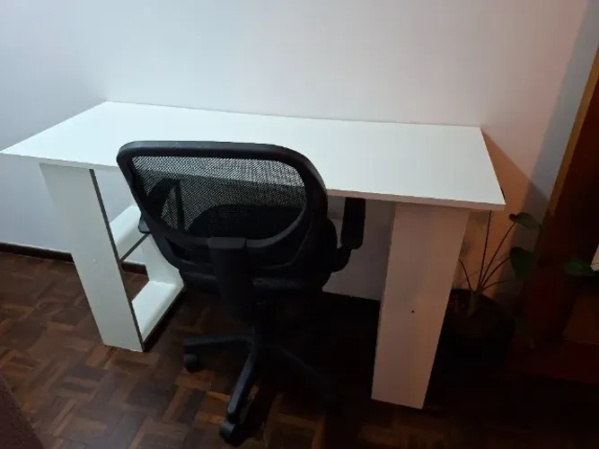 Escrivaninha e cadeira escritório ergometrica.