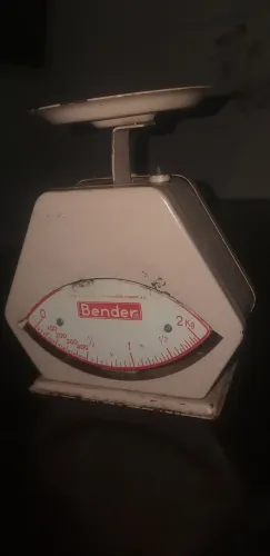 Balança analógica de cozinha antiga marca bender,capacidade 2kg.vintage.
