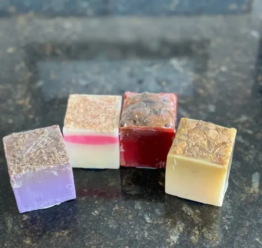 Sabonete hidratante artesanal com flores