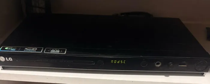 Aparelho eletrônico DVD modelo LG com defeito