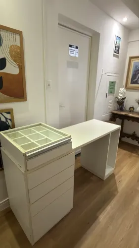 Escrivaninha com porta maquiagem ou joias 