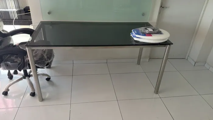 Mesa com tampa de vidro