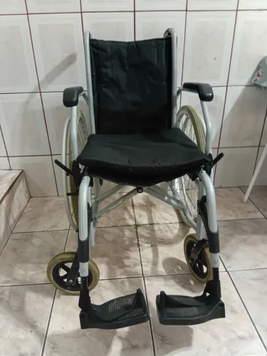 Cadeira de rodas em alumínio modelo D600 T40 marca Dellamed suporta até 120 kg. Parcela