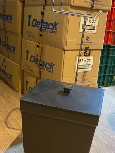 Lixeira de banheiro quadrada com suporte de papel higiênico acoplado