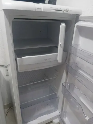Geladeira/Refrigerador Electrolux modelo RE31 (240 Litros) na cor branca.