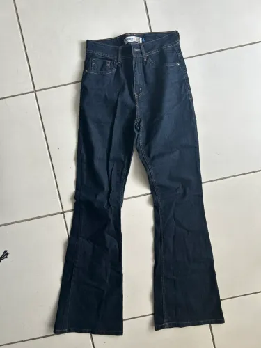 Calça jeans modelo perna flair