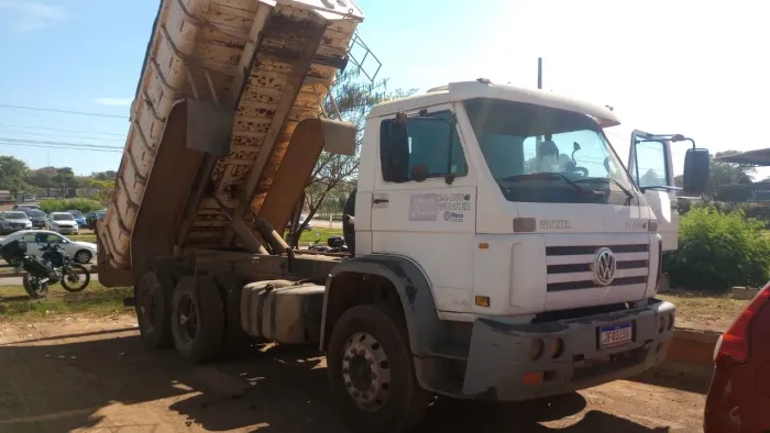 Caminhão basculante trucado