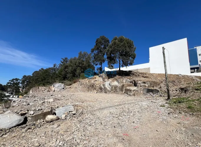 Terreno á venda bairro Interlagos com 926m²