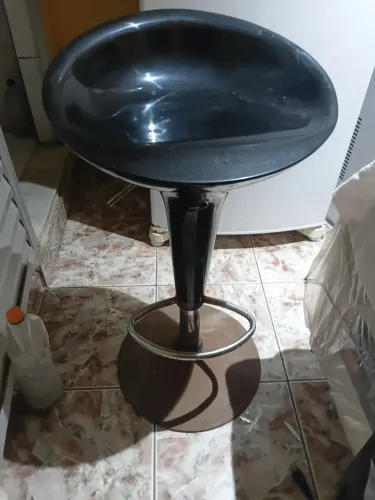 Vende-se duas banquetas perfeito estado,o hidráulico some e desce de boa