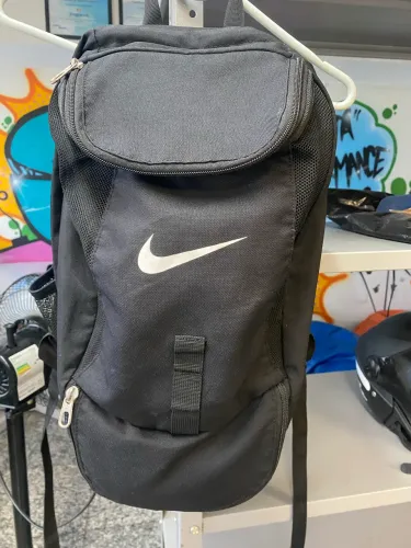 MOCHILA NIKE ORIGINAL SEMI NOVA