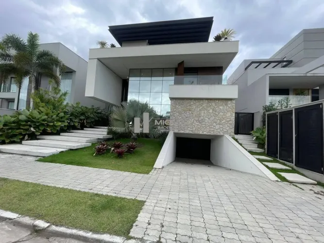 Casa TRIPLEX a venda no Condomínio ALPHAVILLE de Alto Padrão e sofisticação com 5 suítes e