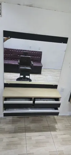 VENDO PAINEL PARA SALÃO OU BARBEARIA - COM ESPELHO E GAVETAS