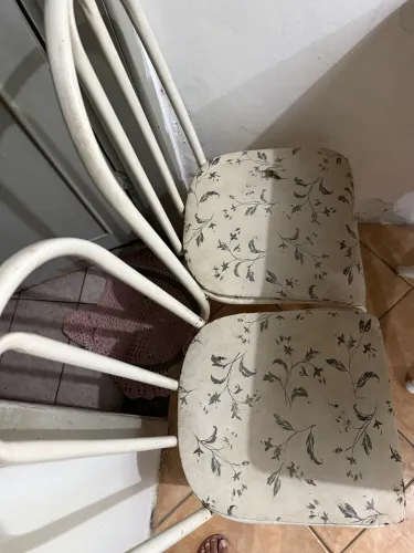 Vendo jogo de Mesa com 4 cadeiras tampo de mármore 
