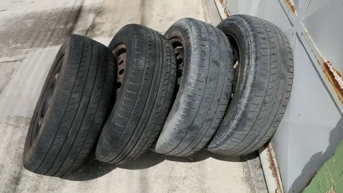 Vendo rodas com pneu meia vida aro15 4/108