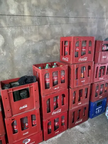 Vendo caixa e vasilhame vazio coca cola